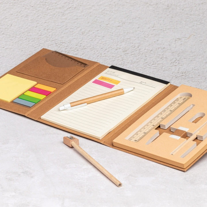 Folder z notatnikiem w linie i przyborami do pisania CALVIN